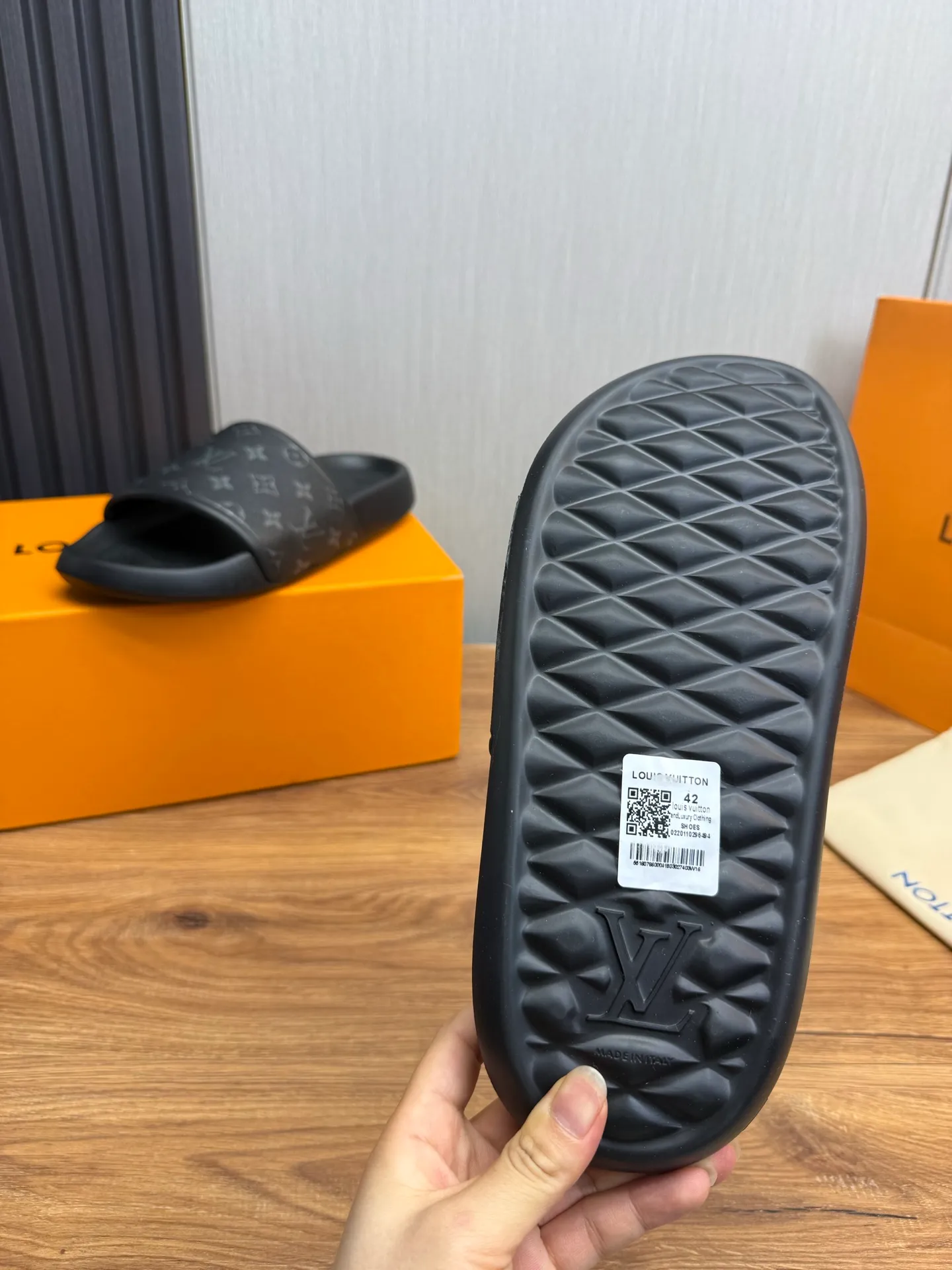 Men's shoes 💰280💰 ▪️LV's popular Little Red Book popular slippers hot sale: 1 shipment✅ Super textured and comfortable slippers, original TPU outsole. Authentic counter box drawer box packaging 🎁Size 38-45